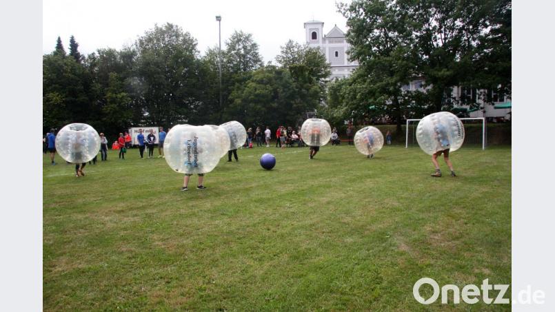 Am Nachmittag gehörte der Rasen den Fußballern, die man in eine rundlich dicke Spielkleidung gesteckt hatte, um das Turnier spannend zu halten. Bild: wro