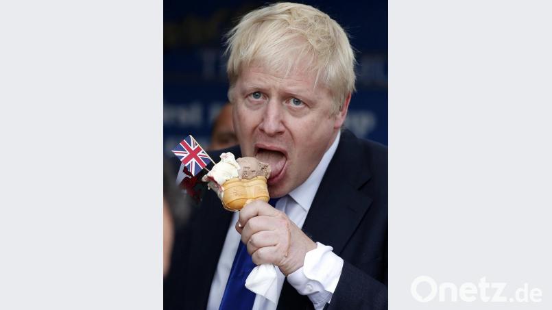 Union Jack im Miniformat in der Kugel, Schoko und vermutlich Vanille in der Waffel: Boris Johnson isst ein Eis. Ein Foto, das in kleiner Variante unlängst auf der Seite eins unserer Zeitung zu sehen war. So eine Aufnahme zu bringen, schimpfte ein Leser, sei „übler Journalismus“: Archivbild: Frank Augstein/AP Pool/dpa