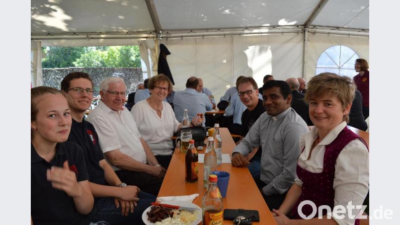 Sie genossen sichtlich die schöne Atmosphäre am Frühschoppen: Bürgermeisterin Sonja Meier, Pfarrer Antony, Franz Laubmeier (Reihe rechts), Zweite Bürgermeisterin Maria Baumer, Alois Baumer und Mitglieder der Jugendfeuerwehr (Reihe links). Bild: bej