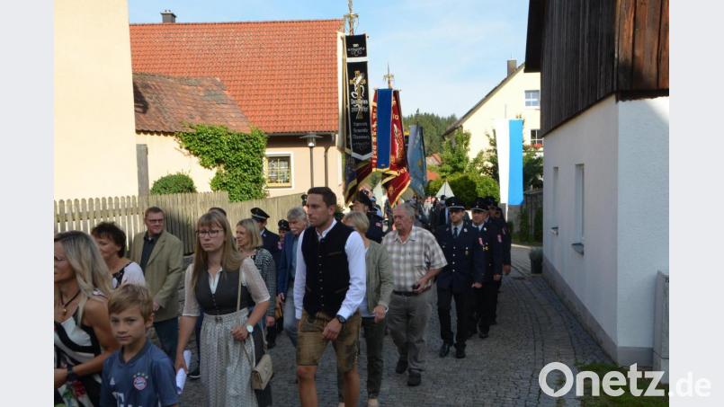 Ein langer Kirchenzug mit der Blaskapelle &quot;Bayrisch Blech&quot; voran bewegte sich vom Feuerwehrhaus über die Anhöhe zur Pfarrkirche. Bild: dob