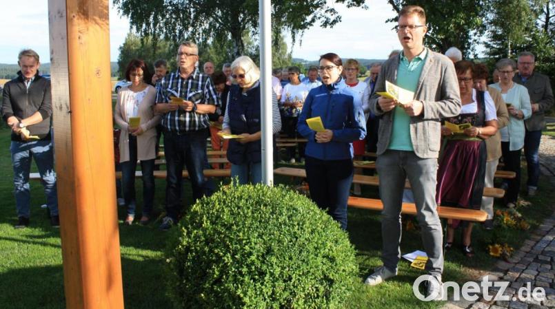 Viele Gläubige waren zum Gottesdienst bei der Marienkapelle am Roten Weg gekommen. Bild: lk