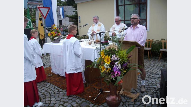 Zum Schluss des von Pfarrer Edmund Prechtl und Stadtpfarrer Gerhard Pausch aus Weiden konzelebrierten Festgottesdienstes begrüßt Kapellenbauvereins-Vorsitzender Josef Nickl (am Ambo) die Besucher des Pichlberger Patroziniumsfestes. Bild: bjp