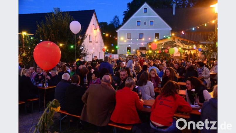 Die Burkhardsriether feiern ein idyllisches Sommernachtsfest. Bild: bey