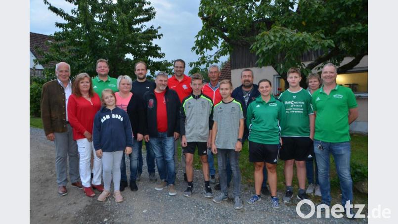 Die Stadt- und Clubmeister im Kegeln wurden am Rande des Sommerfestes bei &quot;TriffNix&quot; gekürt. Dritter Bürgermeister Johann Gollwitzer gratulierte als Stadtvertreter nicht nur den anderen sondern er konnte sich auch selbst auf die Schulter für den Stadtmeistertitel klopfen. Rchts im grünen Vereins-Shirt die drei Clubmeister. Bild: dob