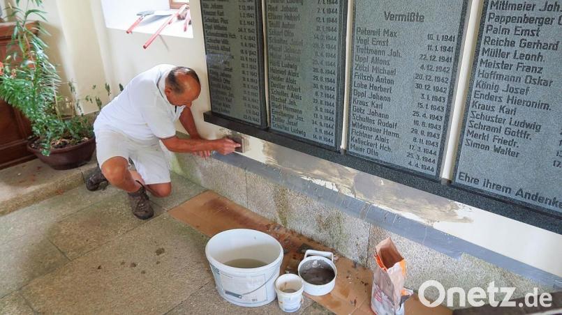 Ob Maler- oder Putzarbeiten, die jüngste Instandsetzung brachte viele Mängel auf den Plan. Kniend am Boden erledigte Walter Konhäuser auch diese Angelegenheiten. Bild: bsc