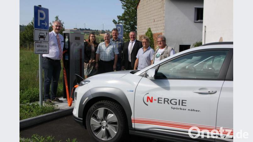 In Sachen E-Mobilität tut sich was in Krummennaab. Darüber freuen sich (von links) Bürgermeister Uli Roth, Doreen Ibrahimovic (N-ERGIE), zweiter Bürgermeister Reinhard Naber, Jakob Gallersdörfer (Fraktionssprecher der CSU), Michael Lingg (N-ERGIE), Geschäftsleiter Bernhard Frummet und Max Sieder (SPD-Fraktionssprecher). Bild: den