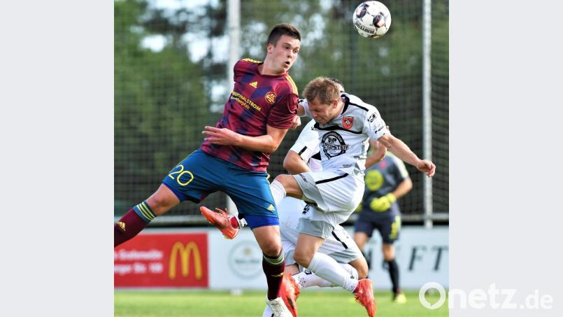 Wenn Timo Bachmeier (links) und seine Mitstreiter gegen den FC Tegernheim genauso beherzt zur Sache gehen wie zuletzt gegen den ASV Neumarkt (Bild) und beim TSV Seebach, dann könnte etwas Zählbares herausspringen. Bild: G. Büttner