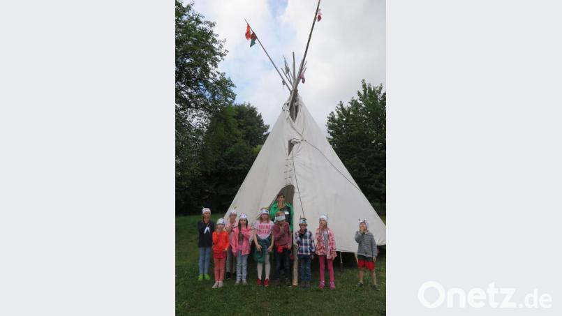 Mit Betreuerin Anna Lehner bauten die kleinen „Indianer“ ein Tipi auf. Bild: jzk
