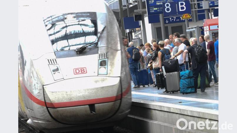 Bundeswehr und Bahn haben sich auf Gratis-Bahnfahrten für Soldaten geeinigt - zunächst im Fernverkehr. Foto: Arne Dedert/Archiv Bild: Arne Dedert