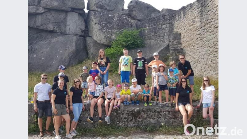 JU-Vorsitzende Pia Schmidt (Zweite von rechts) mit Kindern und Betreuern im Burghof. Bild: cro
