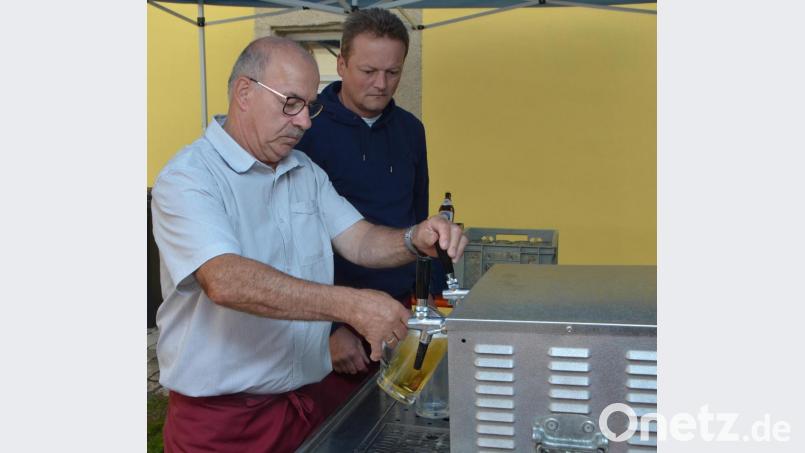 Helmut Zwack und Michael Biegerl (von links) zapften das frisch gekühlte Bier für die Gäste. Bild: dob