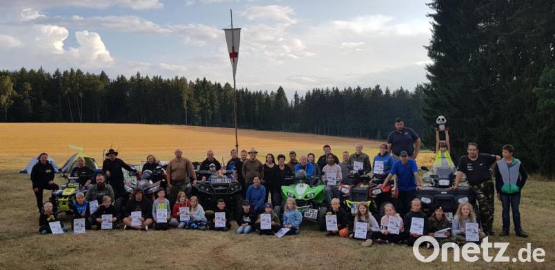 Die Teilnehmer des Zeltlagers der Mitterteicher Rotkreuz-Gemeinschaften zusammen mit den Quad-ATV-Freunden Wunsiedel, die einen Überraschungsbesuch in Pleußen einlegten. Bild: Bayerisches Rotes Kreuz/exb