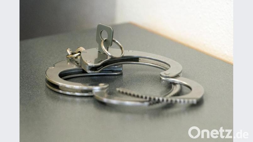 Handschellen liegen auf einem Tisch. Foto: Armin Weigel/Archivbild Bild: Armin Weigel