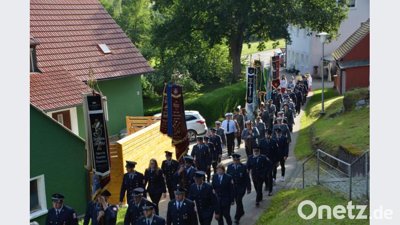 Ein langer Kirchenzug mit der Blaskapelle &quot;Bayrisch Blech&quot; voran bewegte sich vom Feuerwehrhaus über die Anhöhe zur Pfarrkirche. Bild: dob