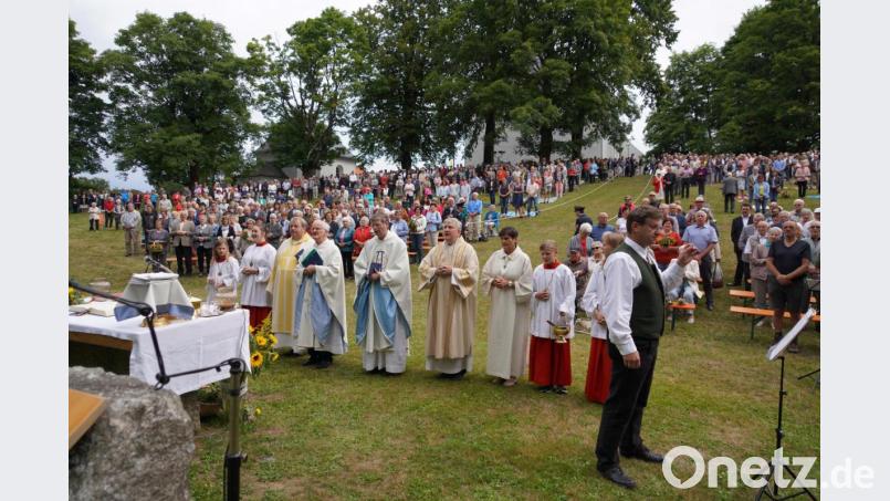 Die Geistlichen Albert Hölzl (Dritter von links), Josef Häring (Vierter von links) und Norbert Götz (Fünfter von links) zelebrierten den Festgottesdienst am Freialtar am Fahrenberg Bild: fvo