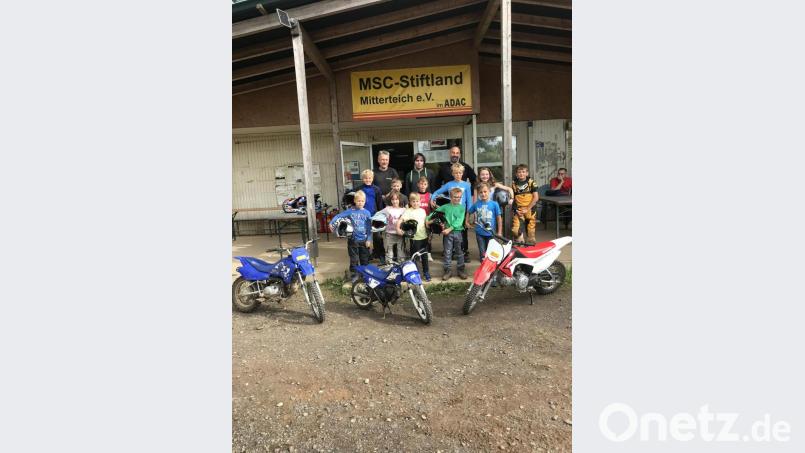 Ihre ersten Erfahrungen auf Motocross-Maschinen machten zwölf Kinder auf Einladung des MSC Stiftland. Bild: exb