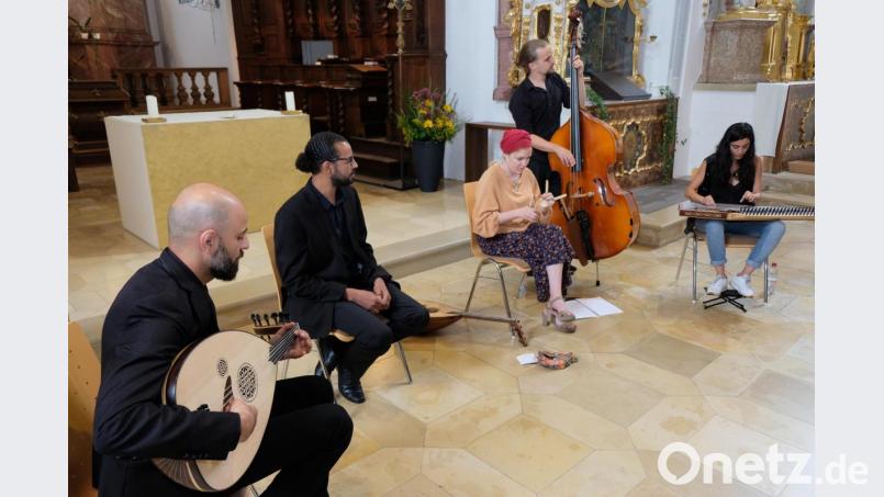 In der Klosterkirche begegnet Bayern der arabischen und der mediterranen Musikszene. Ein ungewöhnlicher Auftritt des Ogaro-Ensembles mit berührenden Klängen und Gesängen aus dem Orient und aus Griechenland. Bild: do