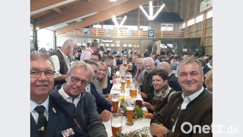 In der Festhalle: der Domprediger: zweiter von links
Links: Winfried Prokisch Bild: gis