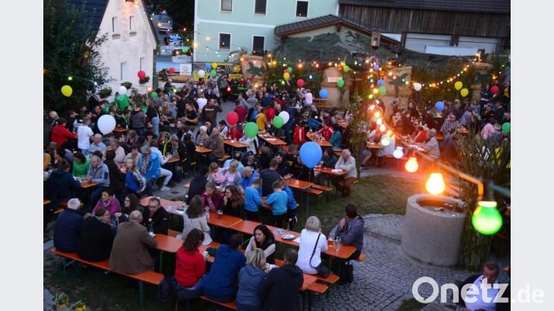 Die Burkhardsriether feiern ein idyllisches Sommernachtsfest. Bild: bey