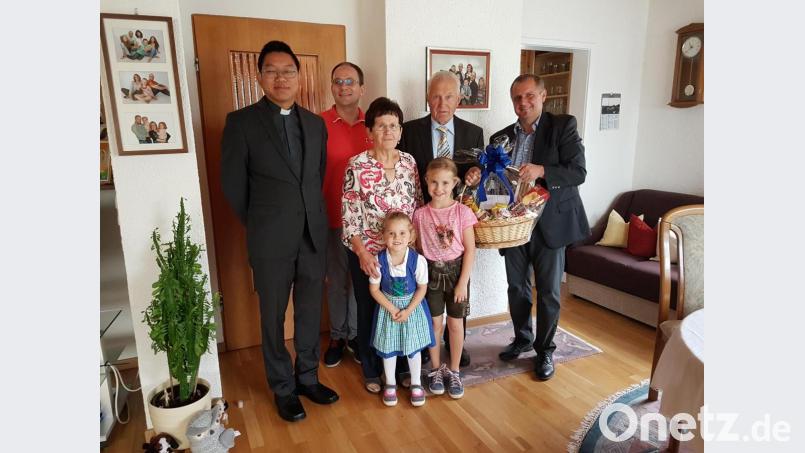 Hermann Maul (Zweiter von rechts), Ehefrau Babette und zwei der sechs Enkelkinder empfangen die Gratulanten Pater Samuel Patton (links), Thomas Looshorn und Georg Schraml (rechts). Bild: hzi
