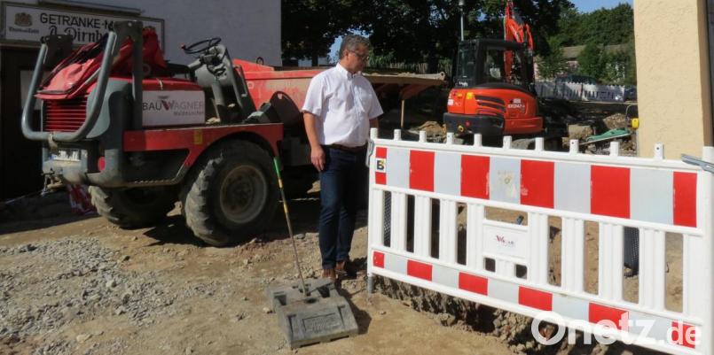Der Ausbau der Diendorfer Straße (Kreisstraße SAD 49) läuft auf Hochtouren. Bürgermeister Martin Birner machte sich ein Bild vom Bauabschnitt 1, der von der Neukirchner Straße bis auf Höhe Sudetendeutsche Straße reicht. Bild: Köppl