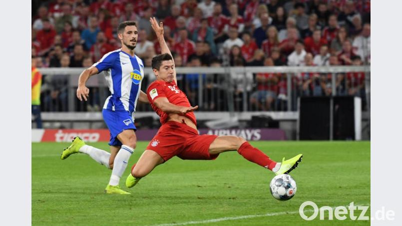 Das erste Tor der neuen Bundesliga-Saison: Robert Lewandowski (vorne) grätscht eine scharfe Gnabry-Hereingabe zum zwischenzeitlichen 1:0 für die Bayern ins Netz. Bild: agentur_dpa