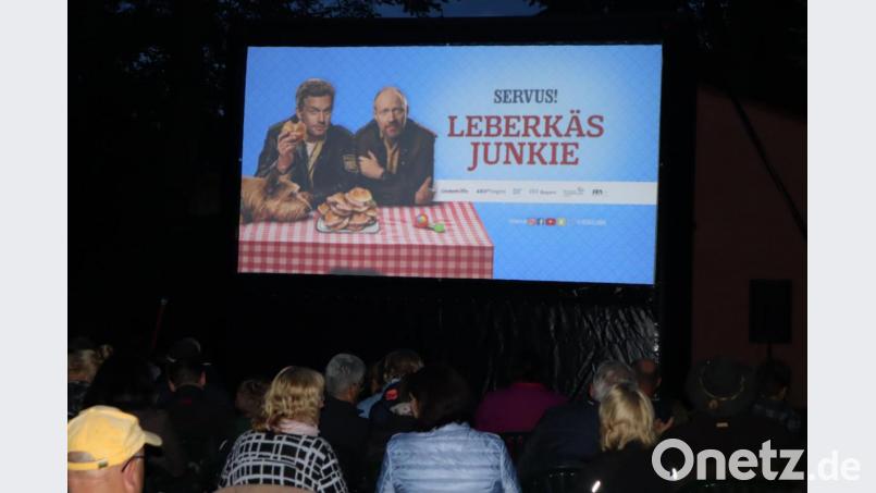 Trotz des unbeständigen Wetters kommen etliche Besucher zum Freiluftkino in den Park der Stützelvilla. Bild: wrm