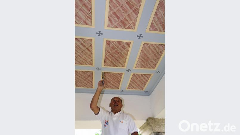 Ausgebessert wurden durch Walter Konhäuser auch schadhafte Stellen an der aufwendigen Kassettendecke im Vorraum der Kapelle. Bild: bsc