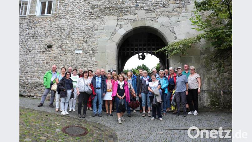 Die Reisegruppe aus Pressath, Kastl und Eschenbach vor dem Eingang zur Oberstadt von Bregenz. Bild: rpp