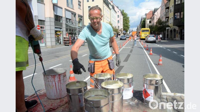 Karl-Heinz Rosner mischt das Reibeplastik für den Mittelstreifen an. Bild: Gabi Schönberger