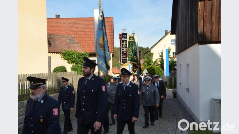 Ein langer Kirchenzug mit der Blaskapelle &quot;Bayrisch Blech&quot; voran bewegte sich vom Feuerwehrhaus über die Anhöhe zur Pfarrkirche. Bild: dob