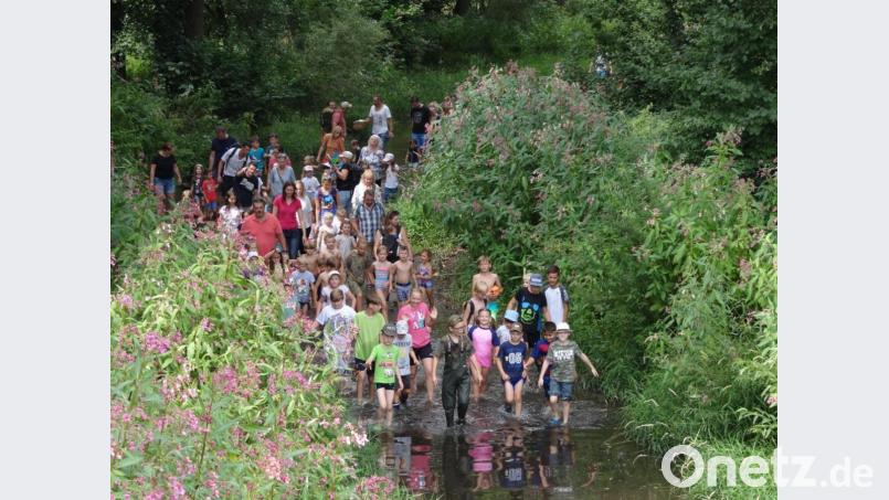 Wie ihre Boote gehen ihre Erbauer im Ferienprogramm auf Erkundungstour im Fluss. Bild: mld
