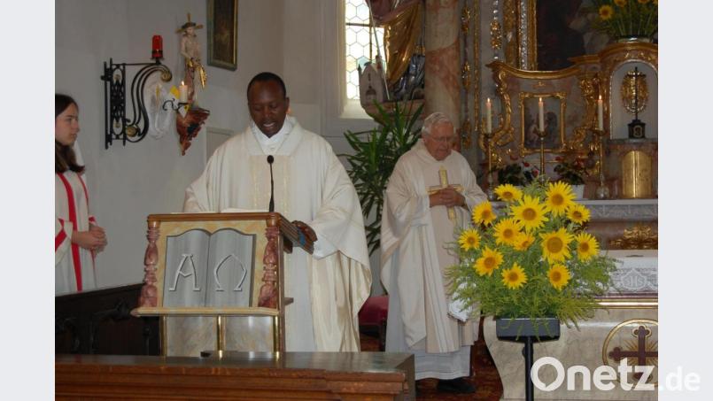 Pfarrer Gilbert und Monsignore Karl Wohlgut feiern an Mariä Himmelfahrt Eucharistie Bild: az