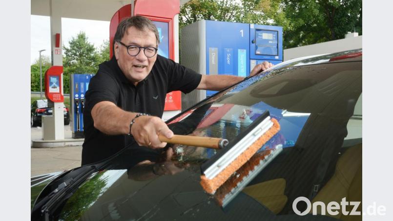 Elf Stunden lang Autoscheiben putzen. Puh! „Das war die Regel“, erinnert sich Ferienjobber Volker Klitzing. Bild: Gabi Schönberger