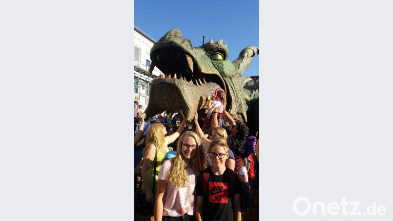 Eva und Philipp gehen auf Tuchfühlung mit dem Further Drachen. Bild: exb/Stefan Kuhn