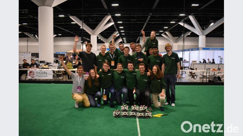So sehen Vizeweltmeister aus: Valentin Helm (ganz rechts) bejubelt mit seinem Team Platz zwei im Finale. Im Vordergrund sind die Roboter-Spieler aufgestellt. Bild: exb