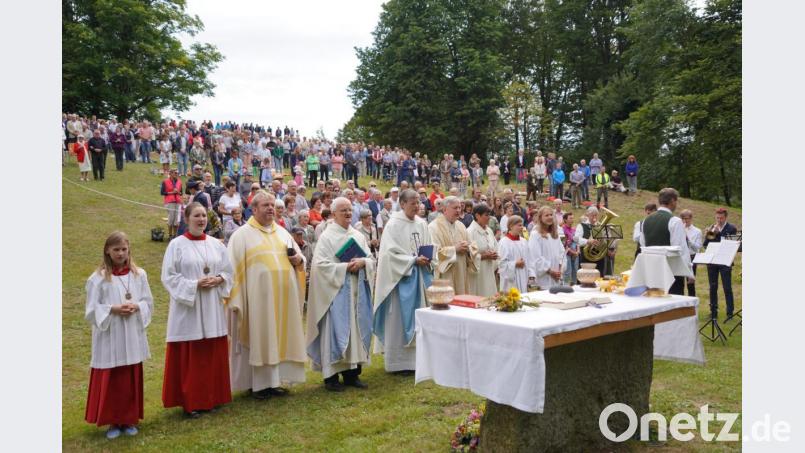Die Geistlichen Albert Hölzl (Dritter von links), Josef Häring (Vierter von links) und Norbert Götz (Fünfter von links) zelebrierten den Festgottesdienst am Freialtar am Fahrenberg Bild: fvo