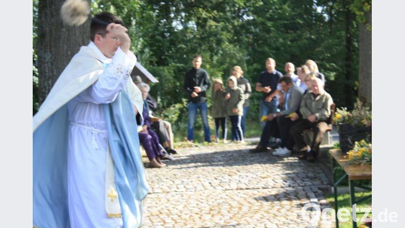 Pfarradministrator Konrad Ackermann bei der Kräutersegnung. Bild: lk