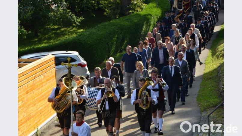 Ein langer Kirchenzug mit der Blaskapelle &quot;Bayrisch Blech&quot; voran bewegte sich vom Feuerwehrhaus über die Anhöhe zur Pfarrkirche. Bild: dob