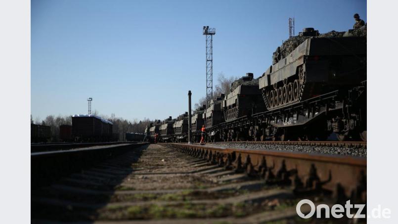 Logistisch ist es eine schwere Aufgabe, Soldaten und Militärmaterial nach Litauen und wieder zurück in die Oberpfalz zu bringen. Das Bild zeigt die Panzerverladung im litauischen Standort Rukla. Bild: Bundeswehr