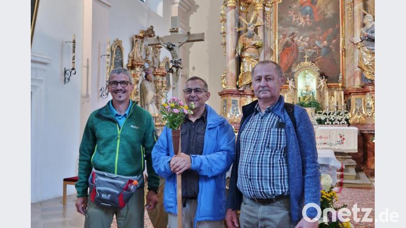 Die Vilsecker Pilgergruppe folgt dem Kreuzträger Josef Stauber (Mitte) zum Frohnberg. Organisator Hans Weiß (rechts) wird beim Vorbeten von Edmund Heldmann (links) unterstützt. Bild: rha