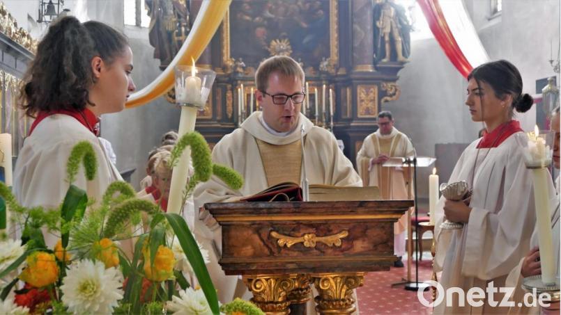Zum letzten Mal feiert Daniel Fenk die Eucharistie als Kaplan der Pfarrei St. Marien Sulzbach. Bild: wbe