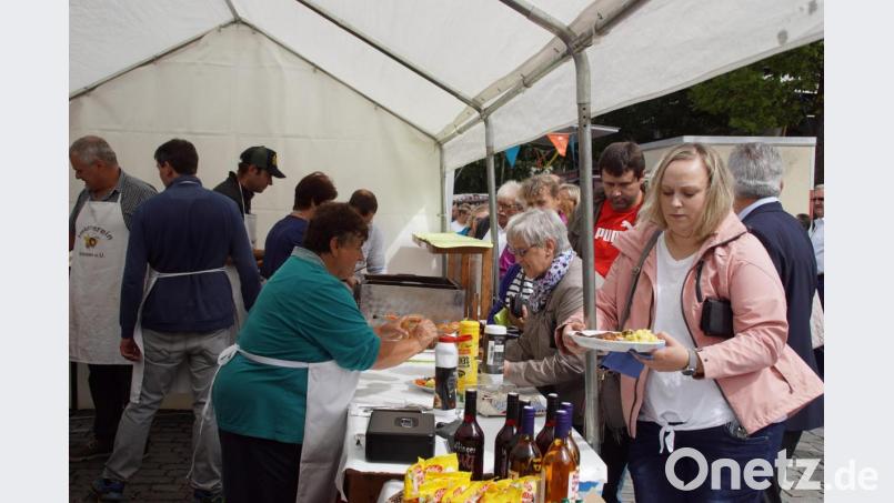 Für Mittagessen war an den Imbissständen alles vorbereitet. Bild: mmj