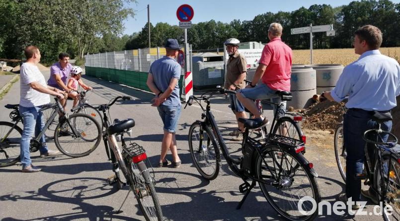 Mitglieder des CSU-Ortsverbands Hammerweg radelten durch den Sprengel, um sich ein Bild vom Ortsteil zu verschaffen. Beim Containerstandort in der Herbstau müsste die Beschilderung ausgetauscht werden. Bild: Kunz