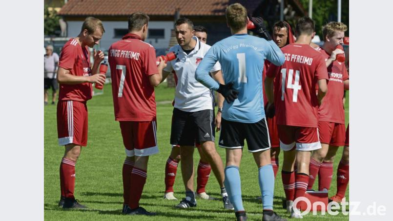 OVI-Teunz-Spieler Stefan Eichstätter (grün) wird vom Schmidgadener Alexander Schmidl gestört. OVI-Teunz gewann die Partie am Feiertag mit 2:0 und muss jetzt am Sonntag nach Nittenau. Schmidgaden empfängt den TV Nabburg. Bild: ham