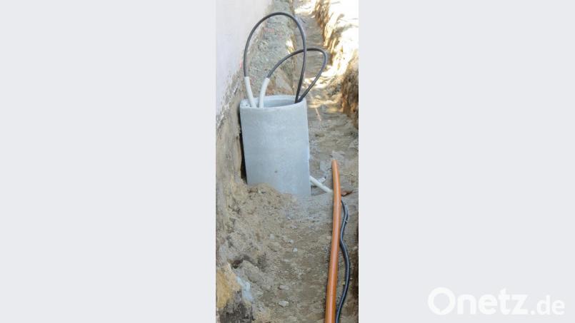 Unter den Gehwegen werden neben den Leerrohren für schnelles Internet auch die Kabel für die Straßenbeleuchtung verlegt. Bild: Köppl