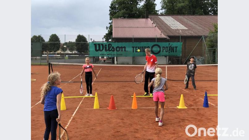 Beim Schnuppertraining wurden den Kindern die Grundbegriffes des Tennissport vermittelt. Bild: hä