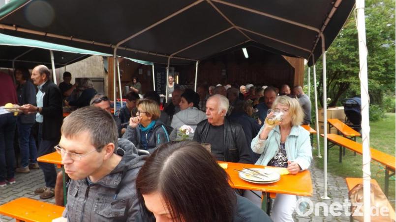 Überdachte Sitzgelegenheiten im Pfarrhof und auf dem Dorfplatz bieten Schutz vor leichtem Nieselregen am frühen Nachmittag. Bild: trj