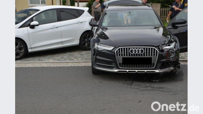 Unfall in Vohenstrauß: Aufgrund der Kollision wurde der Audi den parkenden weißen Ford geschleudert. Bild: dob