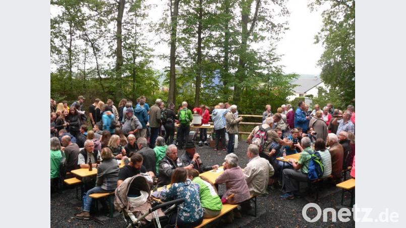 Rund 200 Wallfahrer ziehen von Michldorf aus acht Kilometer singend und betend nach Luhe auf den Koppelberg. In der Nikolauskirche feiern sie Gottesdienst. Bild: mh